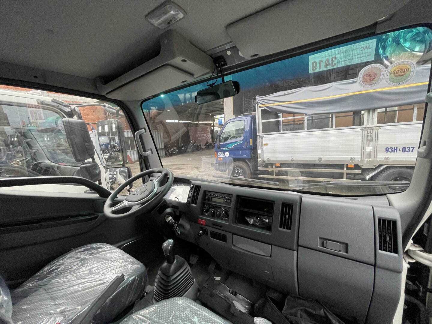 nội thất JAC N200S rộng rãi