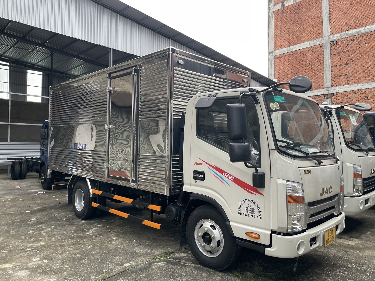 Xe JAC N200S thùng kín màu trắng